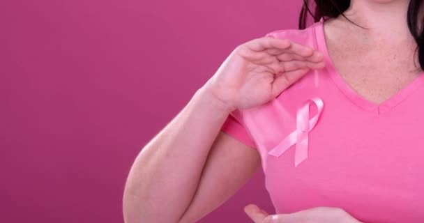 Video Des Mittelteils Einer Kaukasischen Frau Die Ein Rosafarbenes Krebsinformationsband — Stockvideo