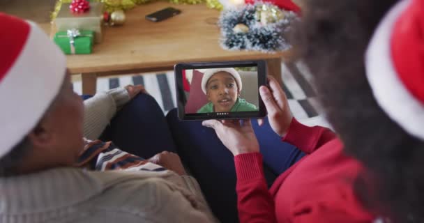 Madre Figlia Afroamericana Che Usano Tablet Videochiamate Natalizie Con Ragazzo — Video Stock