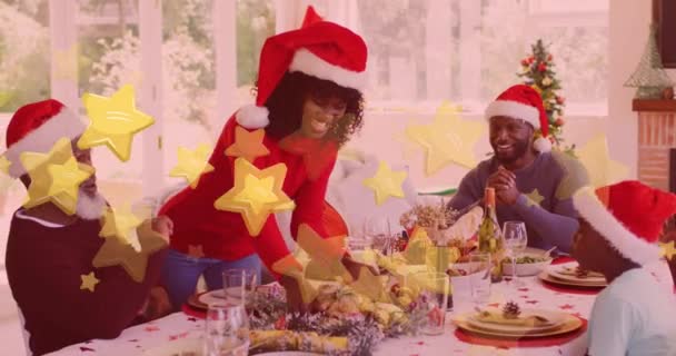 在圣诞节期间 黄星图标与为晚餐提供食物的非洲裔美国女人相遇 圣诞节的庆祝和庆祝概念 — 图库视频影像