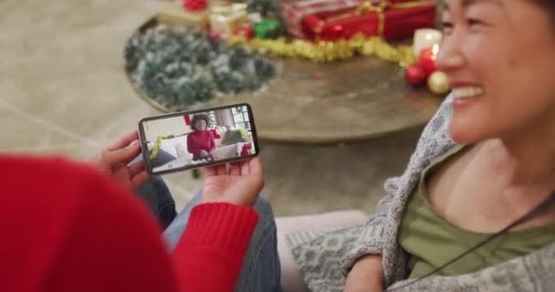 Sonriente Pareja Asiática Usando Smartphone Para Videollamada Navideña Con Mujer — Vídeos de Stock