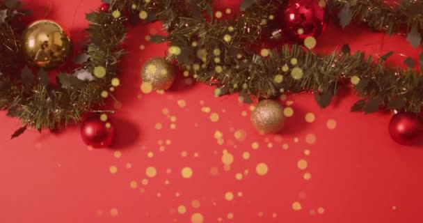 Анимация Золотых Точек Красном Фоне Рождественскими Украшениями Рождество Традиции Концепция — стоковое видео
