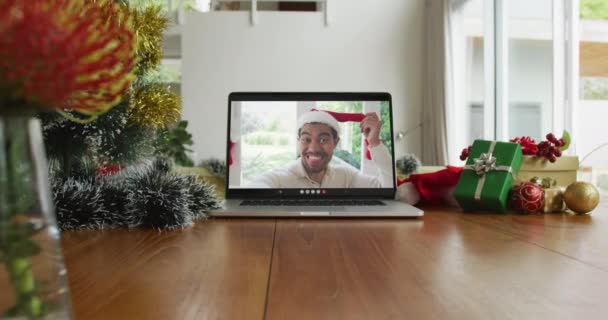 Glimlachende Biracial Man Draagt Kerstmuts Kerst Videogesprek Laptop Kerstmis Festiviteit — Stockvideo