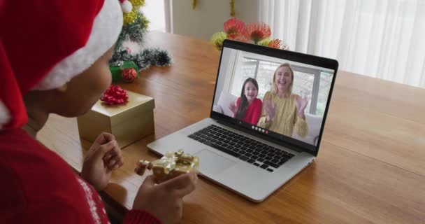 Afro Amerikaanse Vrouw Met Kerstmuts Met Laptop Voor Kerst Videogesprek — Stockvideo
