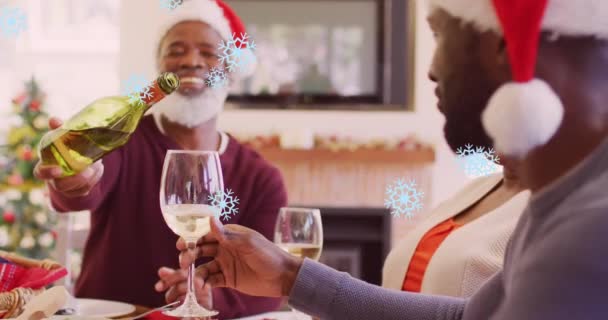 Animation Snö Faller Över Glad Afrikansk Amerikansk Familj Bär Tomte — Stockvideo