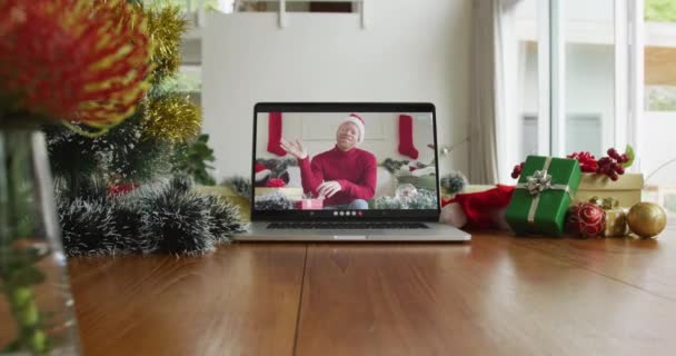 Uśmiechnięty Albinos Amerykanin Kapeluszu Mikołaja Wideoklip Laptopie Boże Narodzenie Uroczystość — Wideo stockowe