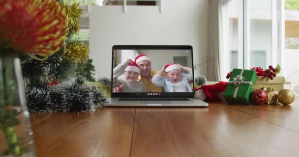 Usmívající Běloch Dvěma Syny Santových Kloboucích Vánočním Videohovoru Notebooku Vánoční — Stock video