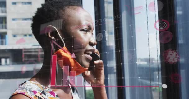 비즈니스 여성에 데이터 애니메이션 마스크를 사무실에서 스마트폰을 제19 동안의 비즈니스 — 비디오