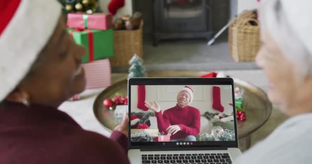 Idősebb Változatos Női Barátok Akik Laptopot Használnak Karácsonyi Videóhívásra Mosolygó — Stock videók