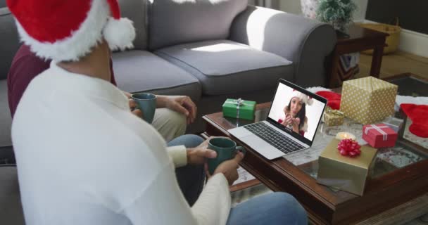 画面上の笑顔の女性とクリスマスのビデオ通話のためのラップトップを使用して出産の父と息子 クリスマスやお祭りや通信技術は — ストック動画