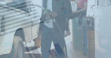 Benzin istasyonundaki insanlar üzerinde finansal veri işleme animasyonu. küresel akaryakıt işi finansal.