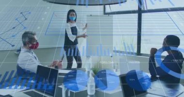 Toplantıda maske takan çeşitli iş adamları üzerinde finansal veri işleme animasyonu. covid 19 pandemik kavramı dijital olarak oluşturulan video sırasında küresel iş ve dijital arayüz.