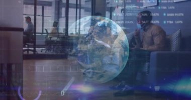 Ofiste konuşan maske takan iş adamlarının finansal veri işleme animasyonu. covid 19 pandemik kavramı dijital olarak oluşturulan video sırasında küresel iş ve dijital arayüz.