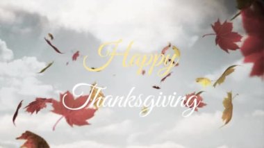 Çoklu sonbahar akçaağaç yapraklarının gökyüzündeki bulutlara çarpması üzerine mutlu şükran günü metinleri. Şükran Günü kutlaması konsepti