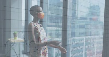 Ofiste maske takan bir iş kadını hakkında finansal veri işleme animasyonu. covid 19 pandemik kavramı dijital olarak oluşturulan video sırasında küresel iş ve dijital arayüz.