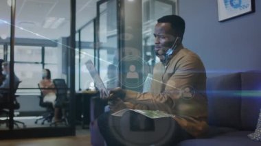 Ofiste tablet kullanan yüz maskeli iş adamının finansal veri işleme animasyonu. covid 19 pandemik kavramı dijital olarak oluşturulan video sırasında küresel iş ve dijital arayüz.