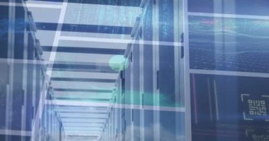 Bilgisayar sunucularının animasyonu ve ekranlarda veri işleme. küresel bağlantılar, veri işleme ve dijital arayüz konsepti dijital olarak oluşturulmuş video.