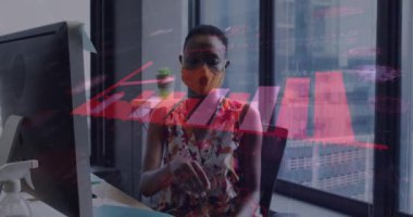 Yüzü maske takan bir iş kadını hakkında mali veri işleme animasyonu. covid 19 pandemik kavramı dijital olarak oluşturulan video sırasında küresel iş ve dijital arayüz.