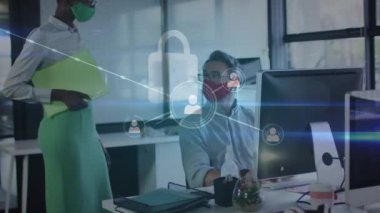 Ofiste maske takan çeşitli iş adamları üzerinde finansal veri işleme animasyonu. covid 19 pandemik kavramı dijital olarak oluşturulan video sırasında küresel iş ve dijital arayüz.