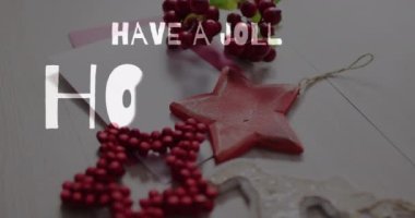 Yılbaşı süslemeleri sırasında neşeli bir tatil metni yazmanın animasyonu. Noel, gelenek ve kutlama konsepti dijital olarak oluşturuldu.
