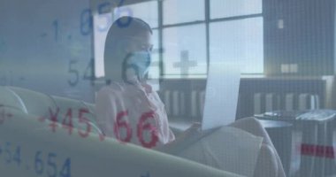 Yüz maskesi takmış Asyalı iş kadını hakkında finansal veri işleme animasyonu. covid 19 pandemik kavramı dijital olarak oluşturulan video sırasında küresel iş ve dijital arayüz.