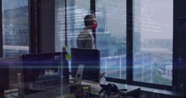 Ofiste maske takan iş adamlarının finansal veri işleme çalışmalarının animasyonu. covid 19 pandemik kavramı dijital olarak oluşturulan video sırasında küresel iş ve dijital arayüz.