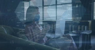 Ofiste dizüstü bilgisayar kullanarak maske takan iş kadını hakkında finansal veri işleme animasyonu. covid 19 pandemik kavramı dijital olarak oluşturulan video sırasında küresel iş ve dijital arayüz.