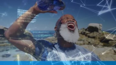 Veri işleme animasyonu ve Afrika kökenli yaşlı Amerikalıların su banyosu üzerine dünya haritası. spor ve sağlıklı, aktif emeklilik yaşam tarzı ve teknoloji konsepti dijital olarak oluşturulmuş video.