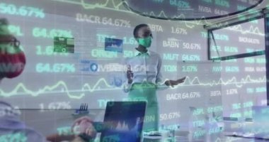 Toplantıda maske takan çeşitli iş adamları üzerinde finansal veri işleme animasyonu. covid 19 pandemik kavramı dijital olarak oluşturulan video sırasında küresel iş ve dijital arayüz.