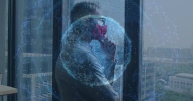 Yüz maskesi takmış beyaz iş adamının ofisinde finansal veri işleme animasyonu. covid 19 pandemik kavramı dijital olarak oluşturulan video sırasında küresel iş ve dijital arayüz.