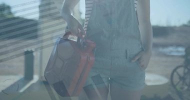 Benzin istasyonundaki kadının finansal veri işleme animasyonu. küresel akaryakıt işi finansal.