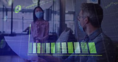 Ofiste maske takan çeşitli iş adamları üzerinde finansal veri işleme animasyonu. covid 19 pandemik kavramı dijital olarak oluşturulan video sırasında küresel iş ve dijital arayüz.