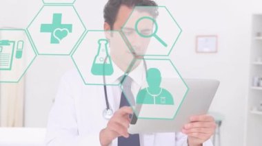 Dijital tablet kullanan beyaz erkek doktora karşı birden fazla tıbbi ikonun dijital bileşimi. tıbbi ve sağlık hizmeti kavramı 