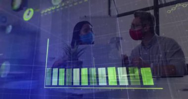 Ofiste konuşan maske takan iş adamlarının finansal veri işleme animasyonu. covid 19 pandemik kavramı dijital olarak oluşturulan video sırasında küresel iş ve dijital arayüz.