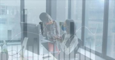 Yüzü maskeli çeşitli iş kadınlarının konuştuğu finansal veri işleme animasyonları. covid 19 pandemik kavramı dijital olarak oluşturulan video sırasında küresel iş ve dijital arayüz.