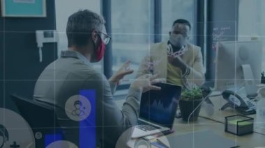 Yüzü maskeli çeşitli iş adamlarının konuştuğu finansal veri işleme animasyonları. covid 19 pandemik kavramı dijital olarak oluşturulan video sırasında küresel iş ve dijital arayüz.