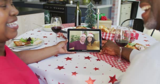 Χαμογελώντας Αφροαμερικάνικο Ζευγάρι Που Χρησιμοποιεί Tablet Για Χριστουγεννιάτικη Βιντεοκλήση Ζευγάρι — Αρχείο Βίντεο