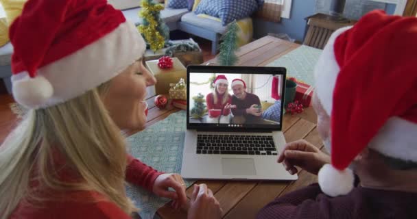 Coppia Caucasica Sorridente Che Usa Computer Portatile Videochiamata Natale Con — Video Stock