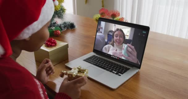 Африканская Американка Шляпе Санты Использует Ноутбук Рождественского Видеозвонка Другом Экране — стоковое видео
