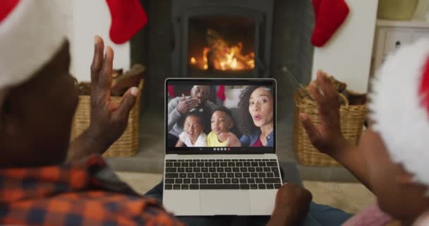 Αφροαμερικανό Ζευγάρι Που Χρησιμοποιεί Φορητό Υπολογιστή Για Χριστουγεννιάτικη Βιντεοκλήση Χαμογελαστή — Αρχείο Βίντεο