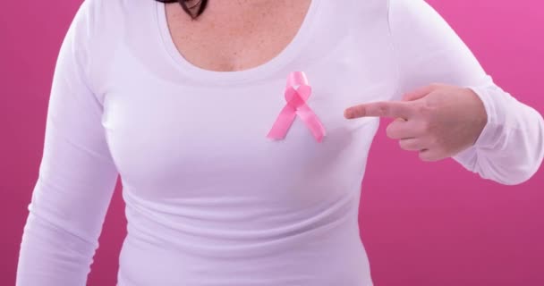 Video Mittsektionen Kaukasisk Kvinna Bär Rosa Cancer Medvetenhet Band Med — Stockvideo