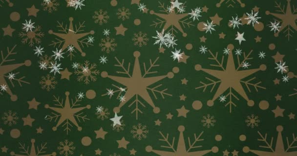 Animation Von Weihnachtssternen Die Über Schneeflocken Auf Grünem Hintergrund Fallen — Stockvideo