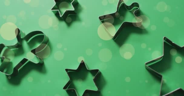 緑の背景にクッキー型の上に陽気なクリスマスと幸せな新年のテキストのアニメーション クリスマス お祝いのコンセプトをデジタルで — ストック動画