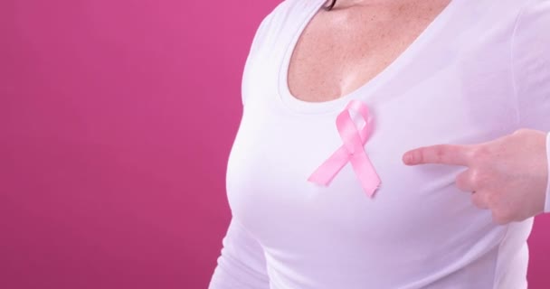 Filmik Pośrodku Białej Kobiety Noszącej Różową Wstążkę Uświadamiającą Raka Różowym — Wideo stockowe