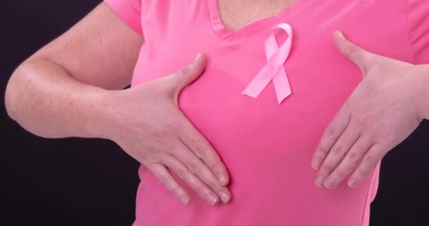 Video Midsection Caucasian Woman Wearing Pink Cancer Awareness Ribbon Breast — Stock Video