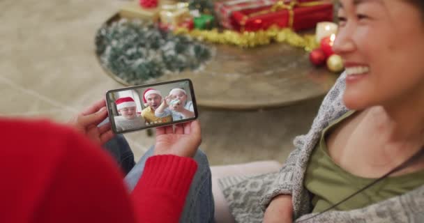 Uśmiechnięta Para Azjatycka Pomocą Smartfona Boże Narodzenie Wideo Połączenie Rodziną — Wideo stockowe