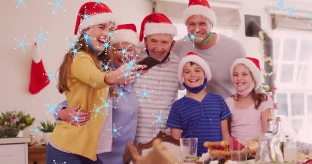 Animaatio Lunta Kaatumassa Onnellinen Valkoihoinen Perhe Yllään Jouluhatut Ottaen Selfie — kuvapankkivideo