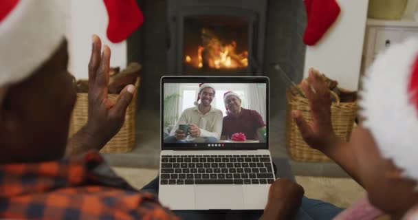 Pareja Afroamericana Usando Portátil Para Videollamada Navidad Con Familia Sonriente — Vídeo de stock