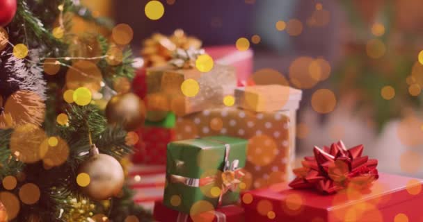 Animatie Van Gouden Stippen Sterren Vallen Cadeautjes Kerstboom Achtergrond Kerstmis — Stockvideo