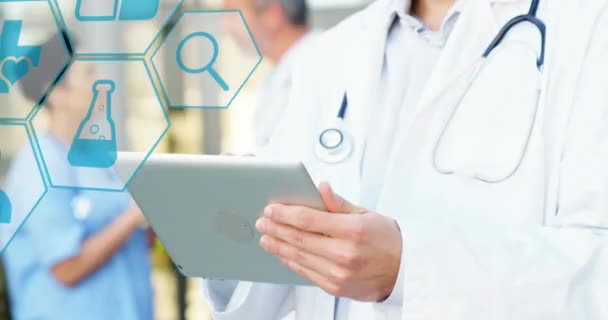 使用数字平板电脑对多个医学图标进行数字合成 以对抗高加索男医生 医疗和保健概念 — 图库视频影像