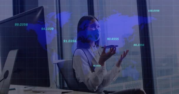 オフィスで顔マスクを持つアジアのビジネス女性以上の財務データ処理のアニメーション コヴィド19のパンデミックの概念をデジタルで生成したビデオの間に — ストック動画